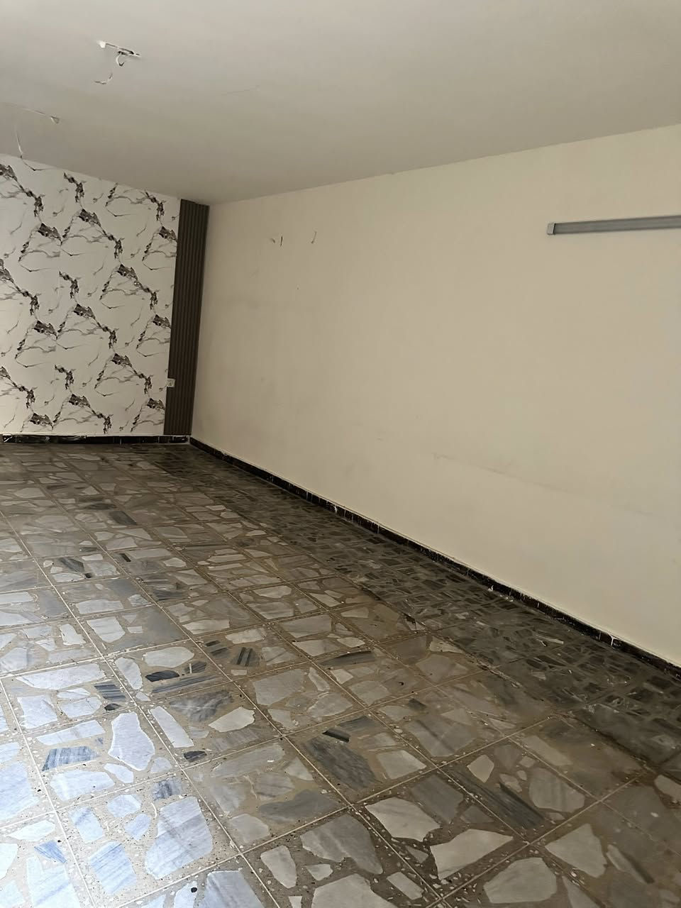 بيت للبيع في حي القاهره نزله جسر البنوك موقع مميز مطل عل شارع العام مساحه ٩٢م٢ واجهه ٤.٦٠نزال ٢٠م للاستفسار الاتصال على الرقم ***********
