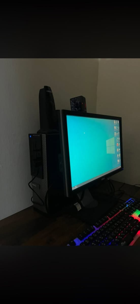 السلام عليكم متوفر حاسبه للبيع فول نضافه نوع DEll 3010 وندوز 10 نظيفه جداً مع شاشه قياس 22 DELL مع ماوس كيمنك مع كيبورد عربي إنكليزي مع سماعات خارجيه اصليه لدراسه والبرامج الأكسل والورد والمنتاج وألعاب الخفيفه العنوان البصره 
السعر 235 ألف وبيها مجال بس راسلني تدللون 
*********** واتساب فقط ومتوفر ماسنجر
مواصفاته وياها هديه لاصقات جداريه عدد 4

جهاز ديل OptiPlex 3010 يجي بمعالجات Intel Core الجيل الثالث (مثل i3 أو i5) مع ذاكرة وصول عشوائي (RAM) تختلف في سعتها ( 8 جيجابايت) وقرص تخزين بسعة 500 جيجابايت ، مع دعم لأنظمة تشغيل Windows 10 ، ويوفر منافذ USB متعددة، ومنفذين للشاشة (VGA و HDMI)، وكارت شاشة مدمج من Intel HD Graphics [1،
