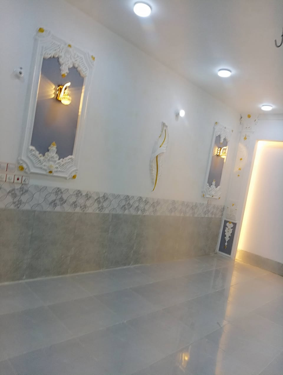 دار للبيع
للبيع مجمع حجي حسين مقابل مستشفى قريب أسواق أبو احسان 
يتكون من استقبال 
وغرف نوم العدد 2 
صاله 
مطبخ حار وبارد 
صاله فوك طول 7متر 
مجمع صحيات داخلي و خارجي 
مناور العدد 2 
المساحه 200 متر 
بناء طابوك جمهوري درجه اولى 
البيت فارغ جاهز لسكن 
جهز من البناء بتاريخ 20/2/2026
استفسار ***********
***********
