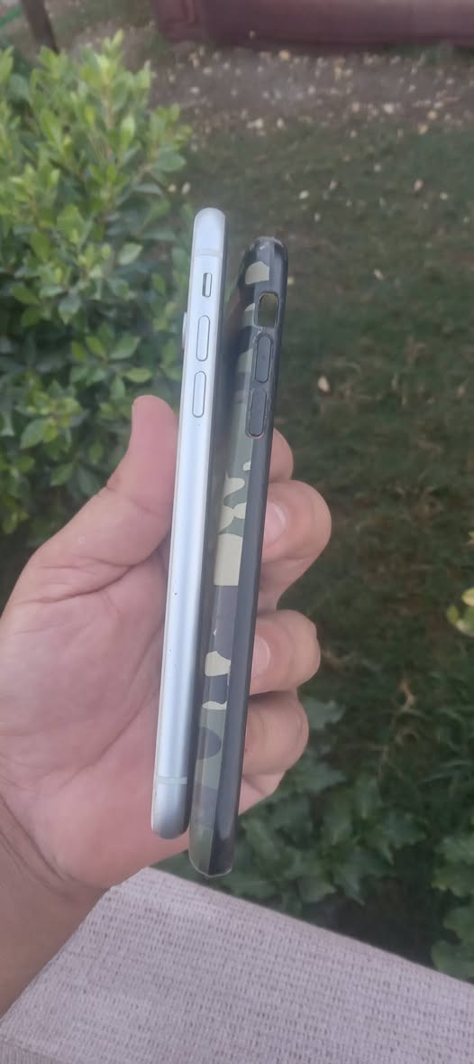 ايفون xr نضيف كلش ذاكره 64 فيس ايدي شغال  بطاريته 81 بس الضهر مفطور  رايده 150 او بي مجال رقم الهاتف ***********

