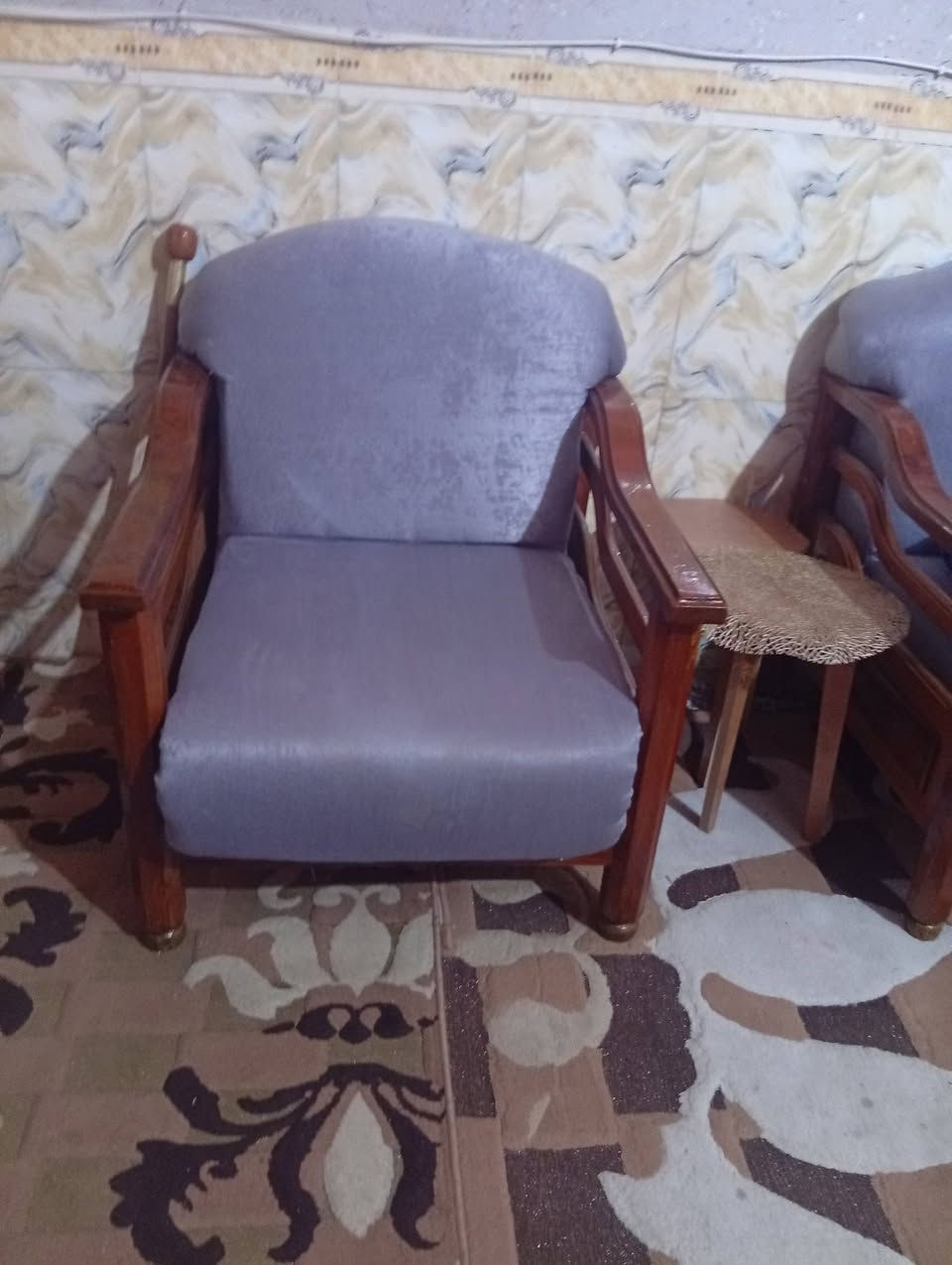 طخم 6قطع 4كراسي و2كبار كلهن مدوشمات سفنج درجه اوله ضغط عالي و مصبوغات صبغ درجه اوله فقط وحده ما مدوشمه +3طبلات خشب السعر 450 و بي مجال قليل (حك الجيه فقط) العنوان/ميسان حي الشهداء بلخدمي مال جسر الزهور للستفسار الاتصال على رقم ***********
