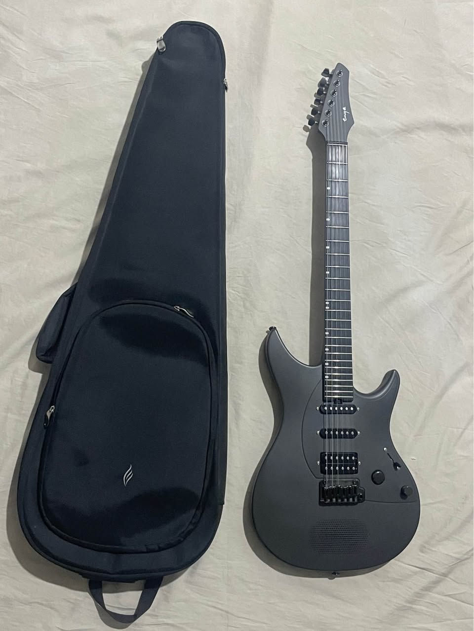 هاي الكيتار تكدر تعزف بيه مباشرة لأن بيه سبيكر مدمج، أو تكدر توصله على الكمبيوتر مباشرة عن طريق USB-C، أو توصله على أمبليفاير.

اشتريته من عمان و اريدة ب ٥٠٠ الف و بي مجال بسيط. بي قطر بالقاعدة لان الجسم مصنوع من مادة الكربون يمكن تصليحة بالصمغ السماوا, المثنى


**إذا كنت صاحب هذا الإعلان وتريد حذفه لأي سبب، رجاءا أرسل رسالة إلى الدعم الفني**