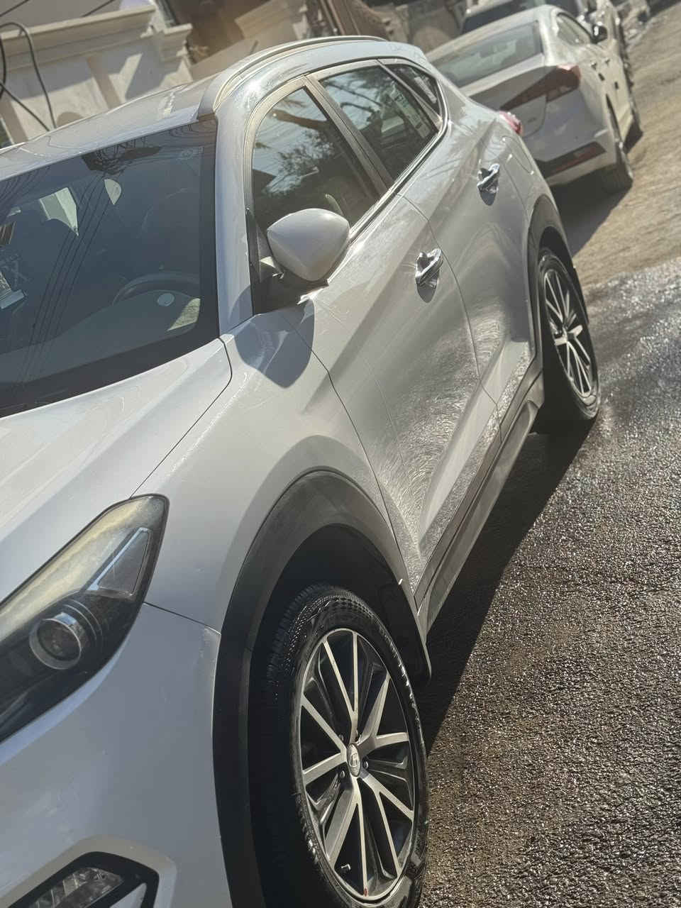 السلام عليكم 
توسان 2017 خليجي 
رقم بغداد بأسمي  وعلى ايدي السيارة 
ماشية 146  الف مكفولة من الصبغ والتبديل والبارد كفاله عامة 
موصفات  
تحكم ستيرن+
داخل صاج + شاشة
+كامرة خلفية دوارة+ ثلاجة بالجكمجة
قطعتين تبريد+ ثلاث انظمة قيادة
تحكم ستيرن جهتين + شفتات
اشاير بل مري والمري كهرباء
محرك 2000 دوش+ شاشة اعطال
انارة الأمامية LED

مكان السيارة بغداد البياع
رقم صاحب السيارة 
***********

السعر :180 وبيهة مجال
