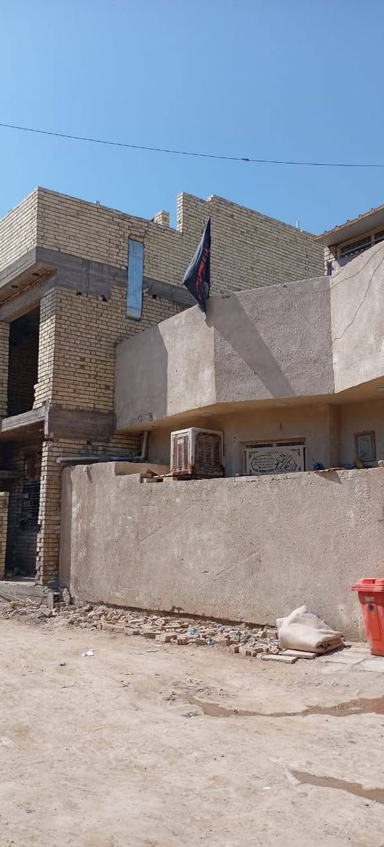 السلام عليكم
بيت 90م طابق واحد

غرفة +استقبال +صالة ومطبخ 

درج دائري بيه محجر +بيتونة على عرض الصالة 

البيت فول سيراميك وارضية كاشي موزائيك 

شبابيك + بيبان كلة تفصال ...بلديات ظباط الثانية شارع 20التبليط الفرع المقابل مجمع فدك الطبي.السعر 80 مليون وبيه مجال بسيط  .للاستفسار ***********
