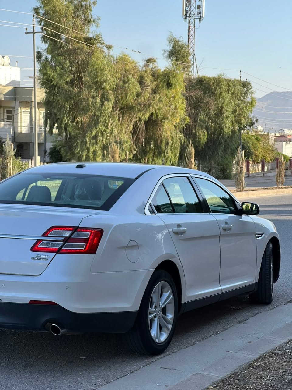 السلام عليكم
فورد تورس 2013 SEL 
 السياره كفاله من 
التبديل والصبغ بيها بارد كلش صغير اصبعين وبيه ضربه الجاملغ الصدر اليمنه وباب والجاملغ الي وره باب السايق وبعدها الضربه على حطيتها ترجع بارد

 كير ومكينة خير من الله ماشية 108 مايل حقيقي  هزة ورقم وسنوية كله جديد ل 2030 شرط تحويل وغرامة ثاني يوم السياره احلى من الصور

 فول مواصفات السياره كشنات جلد 

كشنات كهربائي تبريد قطعتين جام كهربائي كير عادي اوتوماتيك 3 شاشات شاشة كبيرة حساسات خلفي مرايات هيتر  داخل بيجي

سعرها 115وبيها مجال مكان السياره بغداد الكاظمية

*********** بي واتساب
