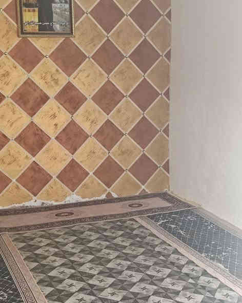 اسعد الله اوقاتكم احبتي الكرام يعلن مكتب عقارات النور الذهبي *********** *********** عن توفر لدينا دار سكن للبيع مساحه ١٠٠م الواجهه ٧ ونزال ١٥متر ابي الخصيب منطقه ابو الجوزي مجاور ملعب الخماسي يبعد كيلو متر عن شارع السايدين البيت يحتوي على غرفه النوم وديوان ومطبخ وصاله  وكراج زقير البيت ثاني بيت  بلوك وزكام بي بس نقص سيراميك الرضى نوع العقار طابو صرف زراعي عراقي سعر ٥٠ مليون وقابل التفاوض أعرض عقارك لدينا ودع لنا النشر التسويق عنوان المكتب ابو الجوزي مجاور معمل الجابري للسخانات *********** تاريخ البناء أكثر من ٤ سنوات بي نقوصات السيراميك الرضى والمطبخ الجداري ثاني بيت عن شارع تبليط نازل ومجاري على نهر
