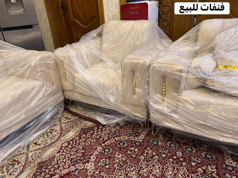 قنفات للبيع ٥ مقاعد من الشركه جديدات   
جديد بعدها بالسليفون من الشركه اريد أبيعهن لان اني طالبه رصاص دزولي اوف وايت 

السعر (١٩٩)
للتواصل على الواتساب  (***********)
