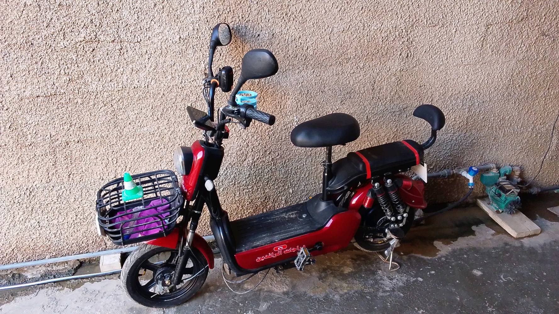 سكوتر كهربائي استعمال خفيف ولحالة نظيفة جداً. اللون أحمر ومزود بسلة أمامية لحمل الأشياء، المقعد مريح ومزود بمرايا جانبية لزيادة الأمان. مثالي للتنقل في المدينة بسرعة وسهولة. البطاريات بحالة جيدة ويعمل بكفاءة عالية.