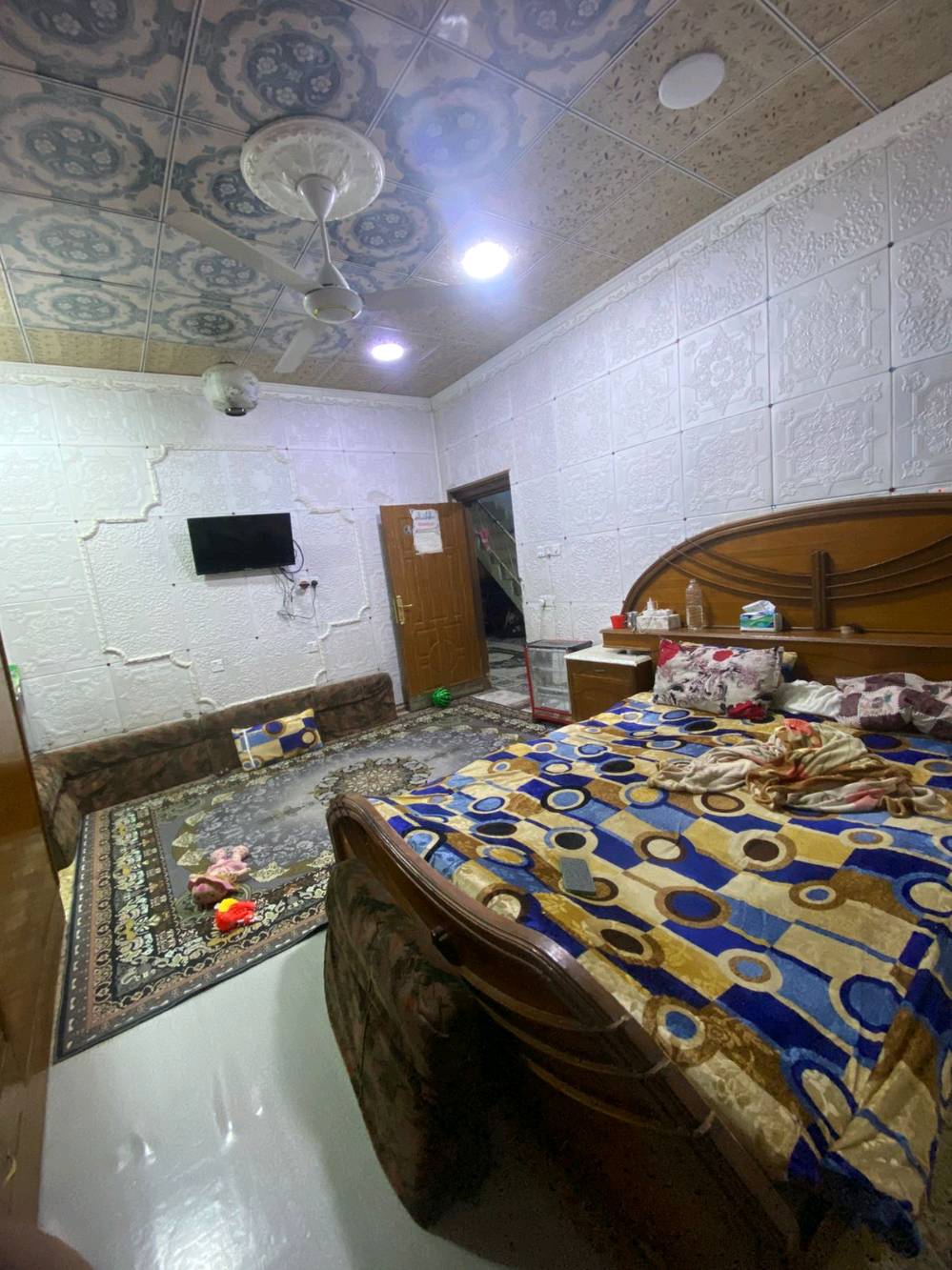 يتوفر بيت للبيع طابو صرف عالي عن الشارع في البصرة منطقة الحيانية / التأميم / شارع البلدية الشارع المقابل المجلس البلدي ( احمد حنون ) والركن الثاني مقابل باب المستوصف مساحة البيت 150 متر طابق ونصف / الطابق الأرضي يحتوي ع غرف نوم عدد 2 + موزع + صحيات داخلية + مطبخ + هول + استقبال + صحيات خارجية عدد 2 
الطابق الاول يحتوي ع غرف نوم عدد 2 + موزع + صحيات 
البناء قديم بحالة  جيدة السقف  عكادة واغلب اجزاء البيت تم ترميمها حديثاً الطابق الأرضي مقسوم نصفين البيت يصلح للسكن اذا كانت العائلة كبيرة ويصلح للأستثمار (ايجار) سعر البيت 105 مليون قابل للتفاوض للتواصل والاستفسار الاتصال ع الرقم 0747426612