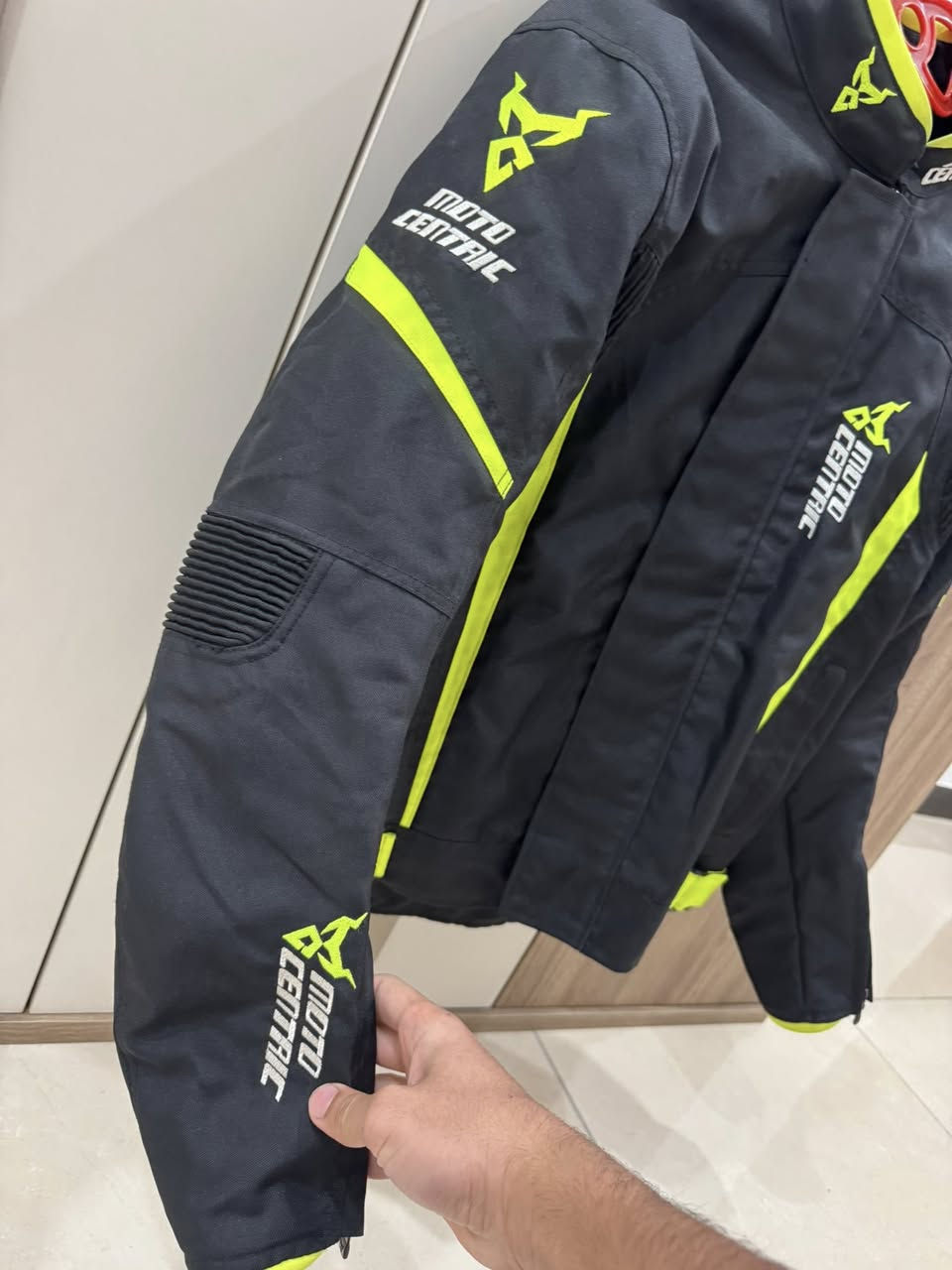 سلام عليكم جاكيت سيفتي جديد  قياس L  بي بطانه شتويه ميطبلك هوه فول كسارات مكاني بغداد توصيل موجود خاص او ***********
