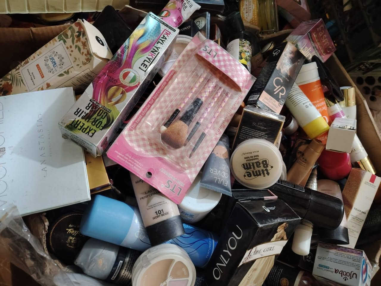 كراتين مكياج 
العدد تقريبا 250 قطعة واكثر  
السعر110 الف الكرتون متروس 
😉التوصيل مجاني لجميع المحافظات العراق 🇮🇶
***********
