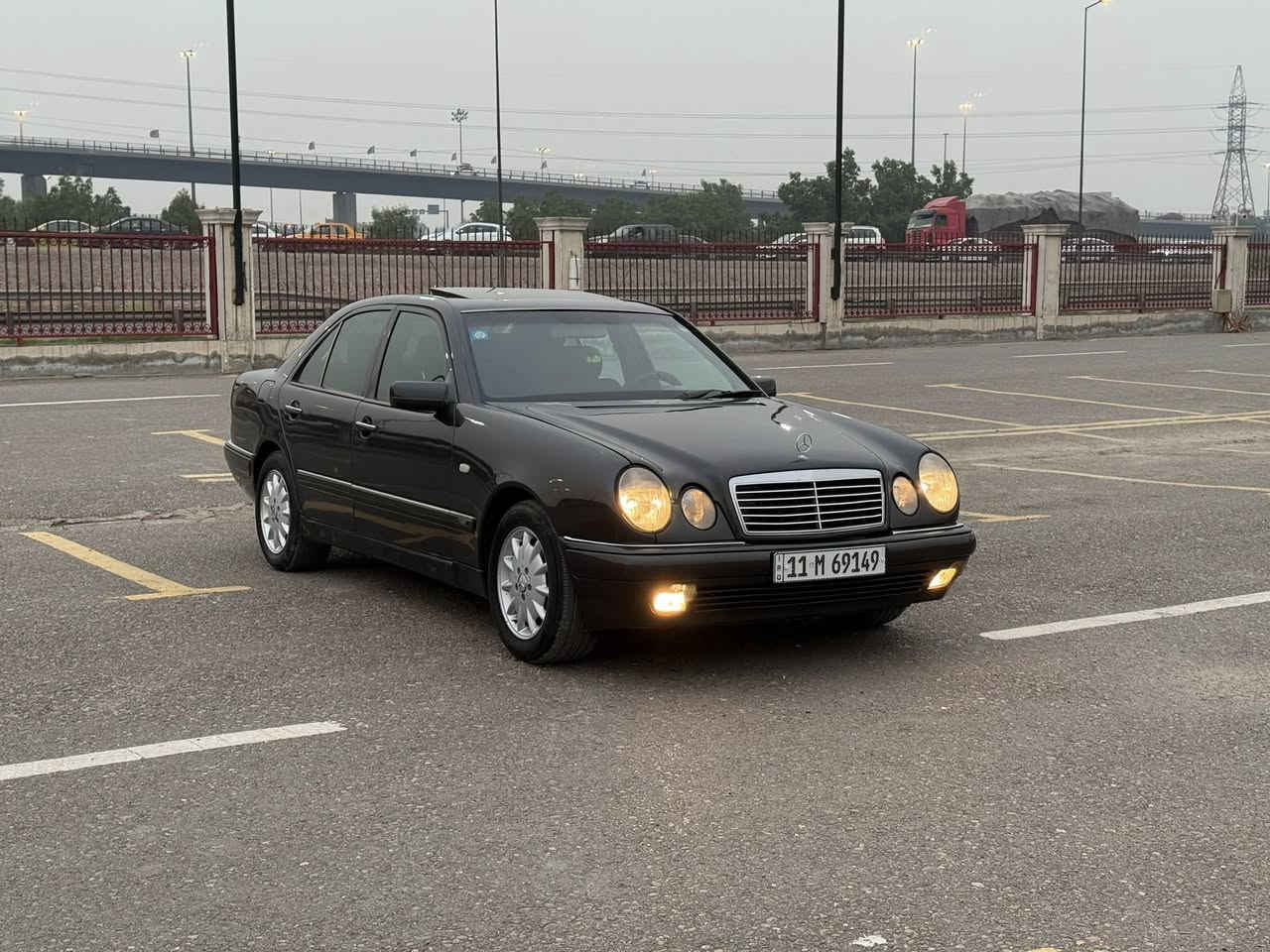 مرسيدس E320 ام عيون فئه افنگارد اعلى مواصفات
موديل 1995 محرك V6 يعني محرك ڤي المرغوب مو خراطيم
صبغ عام جماليه بدون ضربه ،، السياره مصروف عليها هوايه
محرك وكير مكفولات ،، تبريد ثلج ،، صدر امامي خلفي كله جديد تبديل كامل ،، والصدر الخلفي عربانه كامله جديده وارد يابان ،، السياره مناقصها اي شي رقم بغداد الدولي وبأسمي سنويه وهزه جديده ،، المكان بغداد حي الجامعه 
السعر 98 ورقه بيع او مراوس حسب القناعه
***********
