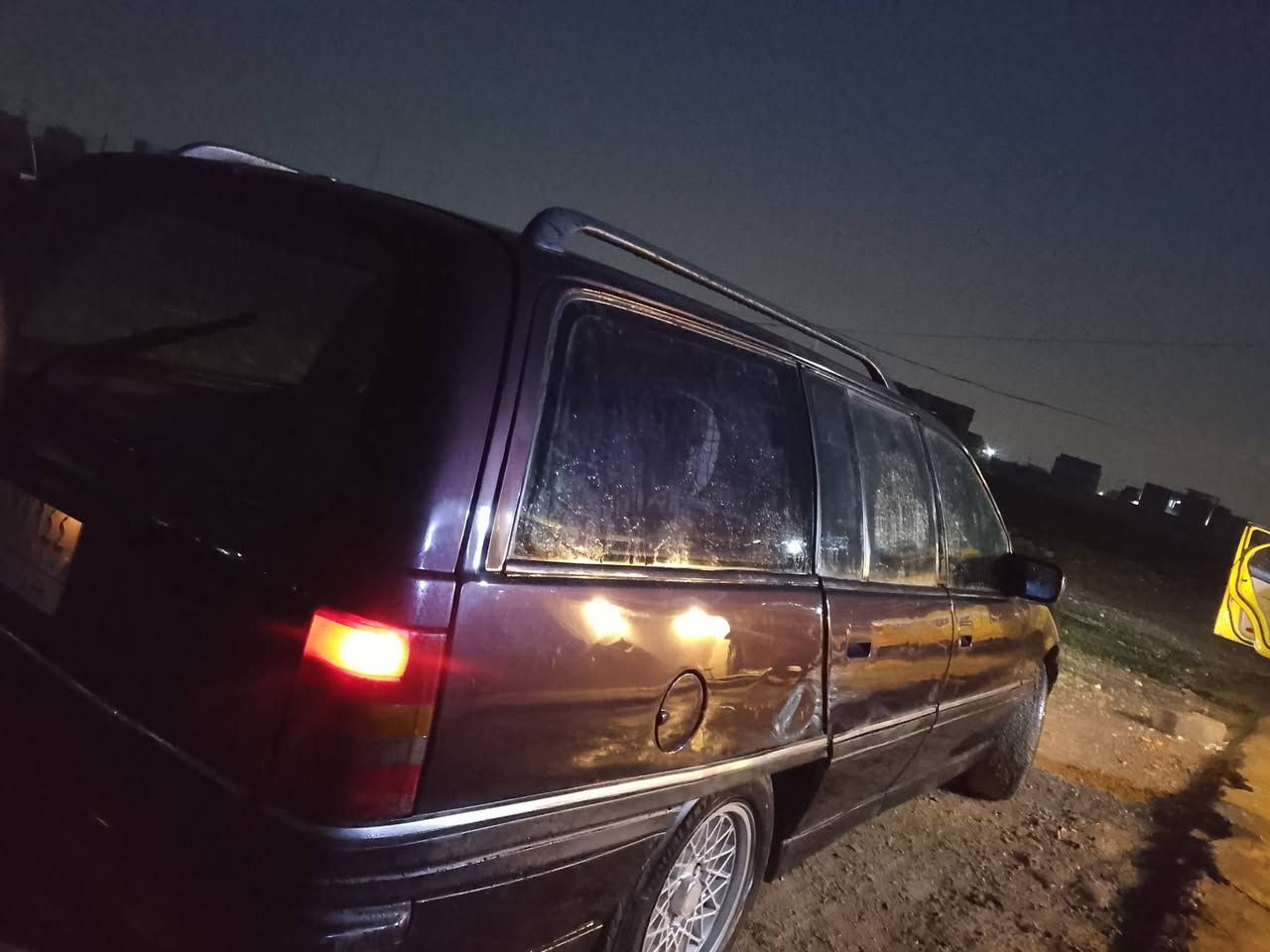 السلام عليكم سيارة للبيع... 
اوميكاستيش محرك 6سلندر كير ومحرك. مال بطه تايرات جدد كير اوتوماتيك كهربائات شغاله سياره حيلل نضيفه مصبوغا عام جماليه رقم. الماني بيها كابون بانزين شرط التحويل 
السعر 35$ورقه وبيها مجال 
اسيا. ***********
