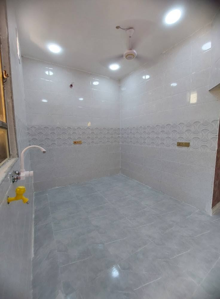السلام عليكم بيت حديث للبيع مساحه 100 متر طابو زراعي عراقي يحتوي على غرفتين وصاله ومطبخ ودوانيه وصحيات داخليه وخارجيه 
العنوان البصره ابي الخصيب البهادرية قريب لشارع الخارجي 
سعره ٦٥ وبي مجال 
*********** البصرة, العراق
