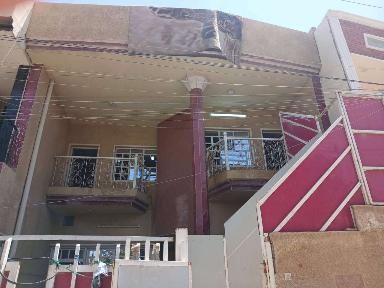 السلام عليكم من رخصة الأدمن بيت ايجار طابق ثاني معزول وحد 2 غرف نوم وهول داخلي واستقبال ومطبخ مساحته 150 متر علوان البيت ابو دشير خلف ملعب السلام ايجار بيت 400 الف قفل غير متواجد علي فيس اتصال أو واساب ***********
