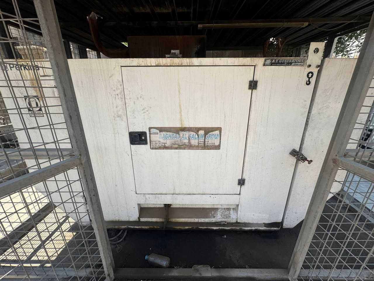 السلام عليكم للبيع مولدة بيركنز كاتم 45kv شغالة كاملة مابيه اي نقص بس بيه دخان بسيط اعتقد بسبب الكاز ووياة خزان عامودي ١٦٠٠ لتر وفلتر صياد وقفص حديد ابيعه كاملة 
المكان بغداد الكرادة
السعر المطلوب ٤٥٠٠$ 
للاستفسار ***********
