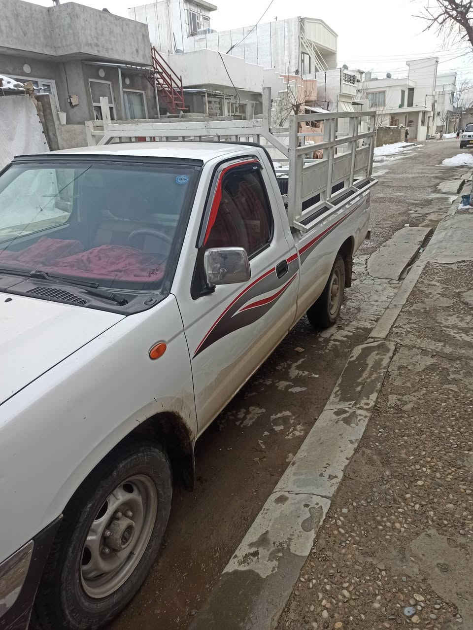 نیسان 2012
تایلەند
بێ بۆیاخ
دوو سێ پەڵە ساردی هەیە
سەیارەکە زۆر جوان و پاک ماوەتەوە
سعری 135 گەڵا و معامەلەیەکی کەم
***********
