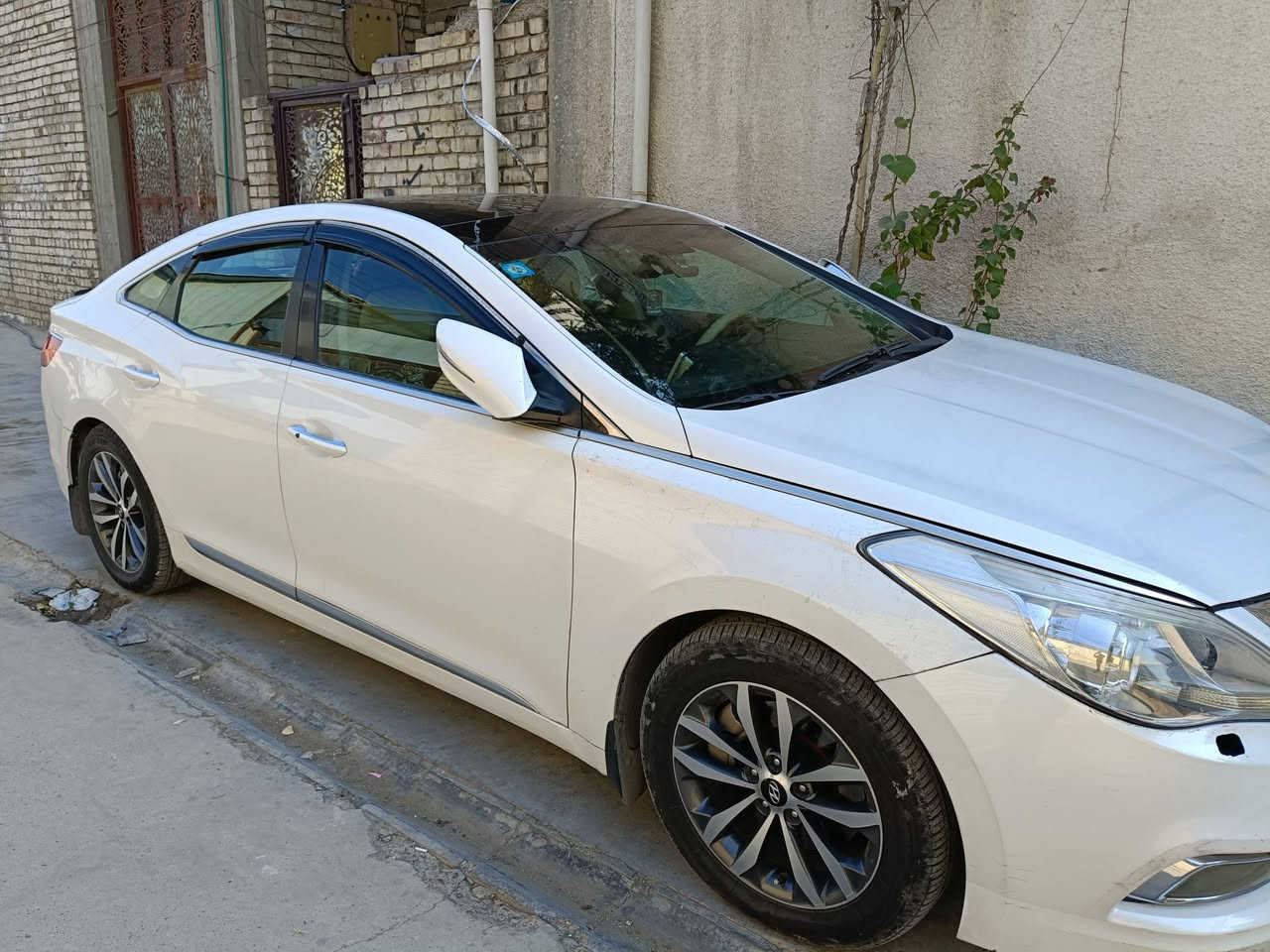 السلام عليكم هونداي ازيرا مديل ٢٠١٢ بغداد فول واحد على واحد بصمه سايد بريك دكمه تدفئه بالكشنات.كشنات كهربائيه  مري شفط ترحيب ثلاث بردات جامه الخلفيه برده على دكمه تبريد قطعتين مبدل جاملغ عكس السائق بنفس الون وسياره جاهزه مابيه اي نقص ماشيه ١٧٢ والسعر ١١٥ وتصال على هاذا الرقم ***********
