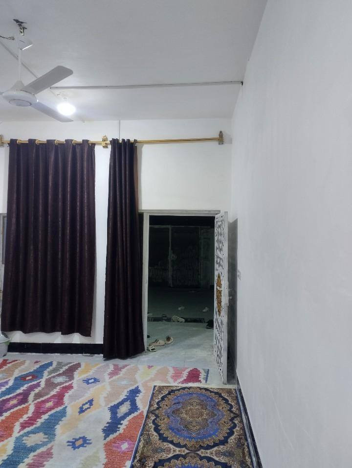 بيت بلوك عقاده مساحه 200 في دور سيد حمزه الاسكان الصناعي النزله الخامسه يحتوي على غرفتين وصاله وديوانيه ومطبخ وصحيات وحديقه وطارمه 
السعر ٦٦ وبي مجال 

الشراي فقط يتصل ***********
