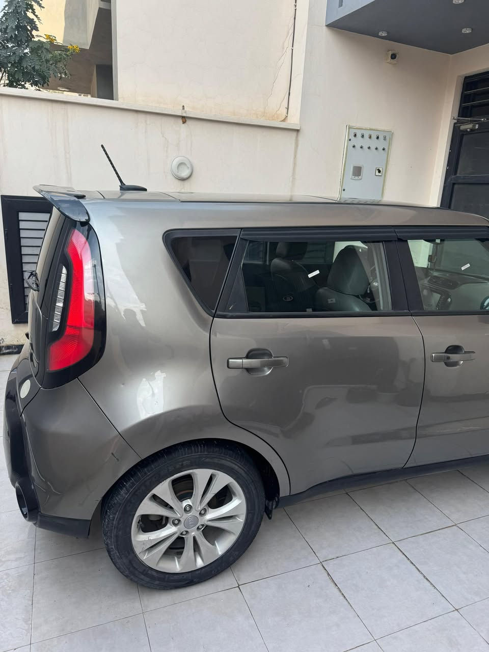 سلام عليكم 
كيا صول موديل 2016 وارد امريكي بيه فقط بارد بالخشم مالت البنيد والجالغ وشويه بالباب بدون ايرباك محرك 2000 ماشيه 100 الف السياره فول مواصفات بصمه كشنات جلد كشن كهرباء بنوراما داخل لونيين السياره جاهزه بدون نقص السعر 123$ وبيه مجال قليل للاستفسار 
***********
