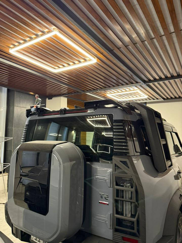 السلام عليكم سيارة جيتور T2 ماشية 16000 km للبيع موديل 2025 مرقم بغداد مكفولة كفالة عامه السيارة 
مغلفه نانو بجم و لايتات 
كماليات كلها كامله مال T2 عليها 
 
المواصفات 👇🏻: 

🔹بانوراما 
🔹حساسات امامي خلفي
🔹كامرات 560 
🔹كشنات جلد 
🔹تبريد قطعتين 
🔹شاشة عرض حجم كبيرة 
🔹ثلاجة 
🔹تشغيل عن بعد وبصمة عدد 2 
🔹انعكاس الشاشة 
🔹منفذ 2 USB
🔹مصابيح LED كافة السيارة
🔹ناقل حركة 7 سرعات
🔹منفذ تايب سي
🔹اوامر وتحكمات صوتية
🔹مثبت سرعة 
🔹محرك 2000 
🔹داخل السيارة اللون زيتوني 
🔹نظام مراقبة ضغط الاطارات
🔹ضمان 6 سنوات للسيارة و10 سنوات للمكينة والكير 
🔹السيارة وكالة هارلم

مواصفات السيارة معروفة فول الفول 💯💯 مكان السيارة البصرة 
السعر /280 وبيها مجال 
 
***********
