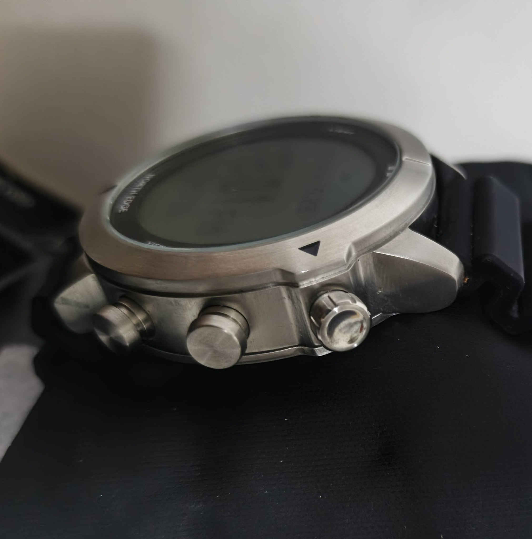 ساعة الغواصين North Edge Aqua، 
وهي ساعة كمبيوتر مخصصة للغوص والأنشطة الخارجية. 
المميزات الرئيسية
صُممت هذه الساعة بشكل أساسي للغواصين والمغامرين، وتتضمن الوظائف التالية:
وظائف الغوص: تدعم وضع غوص السكوبا (Scuba) والغوص الحر (Freestyle)، وتوفر بيانات مثل وقت عدم إلغاء الضغط (NDL)، 
العمق، درجة الحرارة، وسرعة الغوص.
أدوات الملاحة والبيئة: مزودة ببوصلة رقمية، ومقياس ارتفاع (Altimeter)، وبارومتر لقياس الضغط الجوي وتحديثات الطقس.
تتبع اللياقة البدنية: تحتوي على عداد للخطوات (Pedometer) ووظيفة لتسجيل وقت التمرين.
التصميم والمتانة: تتميز بهيكل من الفولاذ المقاوم للصدأ وشاشة رقمية واضحة مع إضاءة خلفية للاستخدام في ظروف الإضاءة المنخفضة.
مقاومة الماء: الساعة مقاومة للماء حتى عمق 100 متر مما يجعلها مناسبة لمختلف الأنشطة المائية
السعر ١٢٠ ألف


**إذا كنت صاحب هذا الإعلان وتريد حذفه لأي سبب، رجاءا أرسل رسالة إلى الدعم الفني**