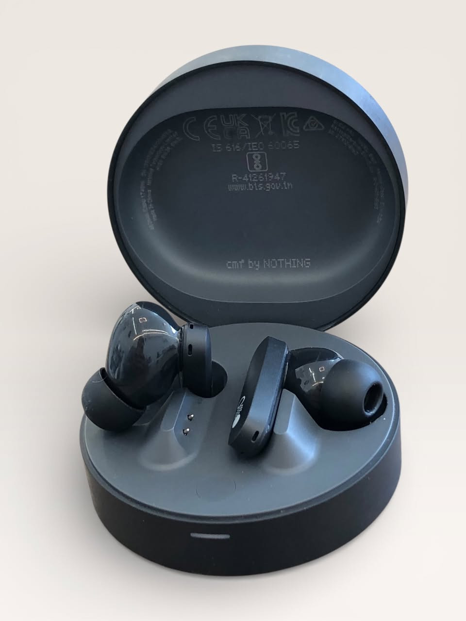 سماعات الأذن اللاسلكية CMF Buds Pro من Nothing. 
* تتميز بتقنية إلغاء الضوضاء النشطة الهجينة (ANC) التي تصل إلى 45 ديسيبل. 
* مزودة بـ 6 ميكروفونات عالية الوضوح لتقنية الصوت الواضح أثناء المكالمات. 
* تدعم تقنية Ultra Bass لتحسين تجربة الصوت الجهير. 
* تصميم مقاوم للغبار والماء بتصنيف IP54. 
* عمر بطارية طويل يصل إلى 40 ساعة
* السعر ٧٠ الف وبيها مجال ( يتوفر توصيل لكل المحافظات )


**إذا كنت صاحب هذا الإعلان وتريد حذفه لأي سبب، رجاءا أرسل رسالة إلى الدعم الفني**