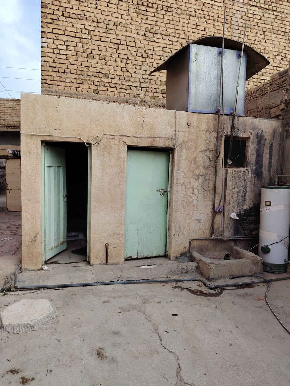 على بركة الله
يتوفر بيت قديم المساحة ١٩٥ متر
نوع العقار ملك صرف
الموقع باب السور
البيت يحتوي على غرفتين نوم
صالة
مطبخ
صحيات
و طارمة كبيرة

الخدمات متكاملة
للاستفسار أكثر زورونا في مكتب الشمري للعقار او الاتصال على الأرقام التالية
***********  الخبير العقاري محمد صبحي 
***********  الوسيط العقاري حسن صدام
