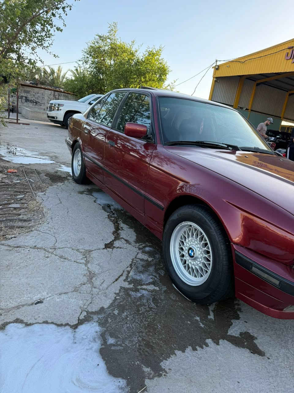 السلام عليكم بي أم 525 للبيع جاهزة بجم عريض فتحه داخل جلد تخم تاير رقم جديد سنويه لل30 سياره نقصه بس تبريد/ رقم ***********
