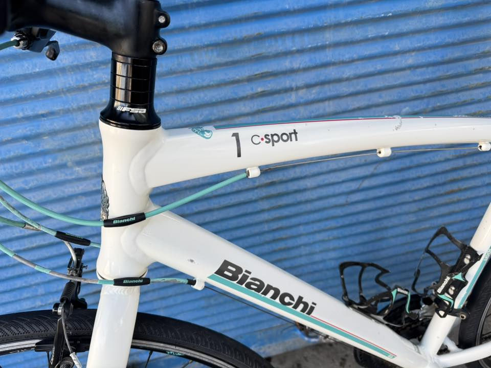 السلام عليكم اخوتي الطيبين 700 حجم 28 
قياس M فريم 51 ماركة (Bianchi) ايطالي الصنع 
عني  عن  التعريف  معدنه  المنيوم  سستم شيمانوا 
التوس نمره 3/8 بدلات شيمانوا سحب دفع اطارات
وياله بلادي الدراجة عل وضع شركة نظافة شوفت 
العين وضح بل صور سعرهاا 225 الف وبي مجال 
اخواني عنواني موصل توصل *********** 
تتوفر خدمة توصيل جميع محافظات العراق وتحياتي
