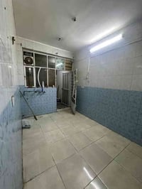 للايجار في السيدية بيت مساحته 100م يتكون من مدخلين  وثلاث غرف نوم مطبخ...