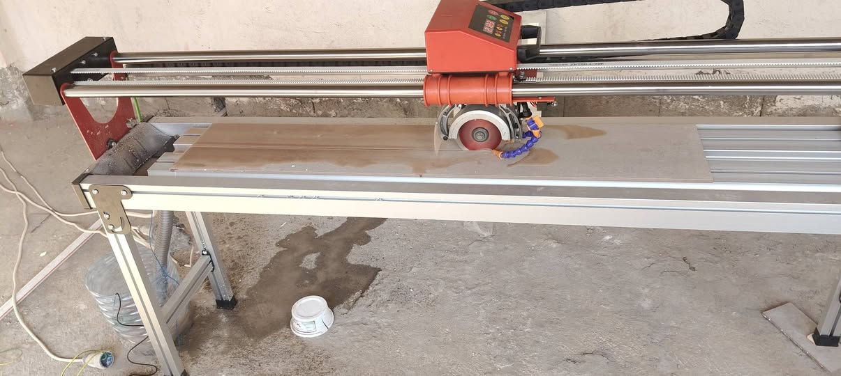 سلام عليكم مكينه قطع مرمر بورسلين قطع زوايه 45 درجه مكينه درجه اولى مشتغله غير 4 ساعات بس قطعت بيها بس 150 متر ازاره وبس يعني جديده مع ملحقاتها كامله بعدها بل صندوگ الشراي يخابر سعرها 1200 دولار  وبيها مجال لطيبين ***********
