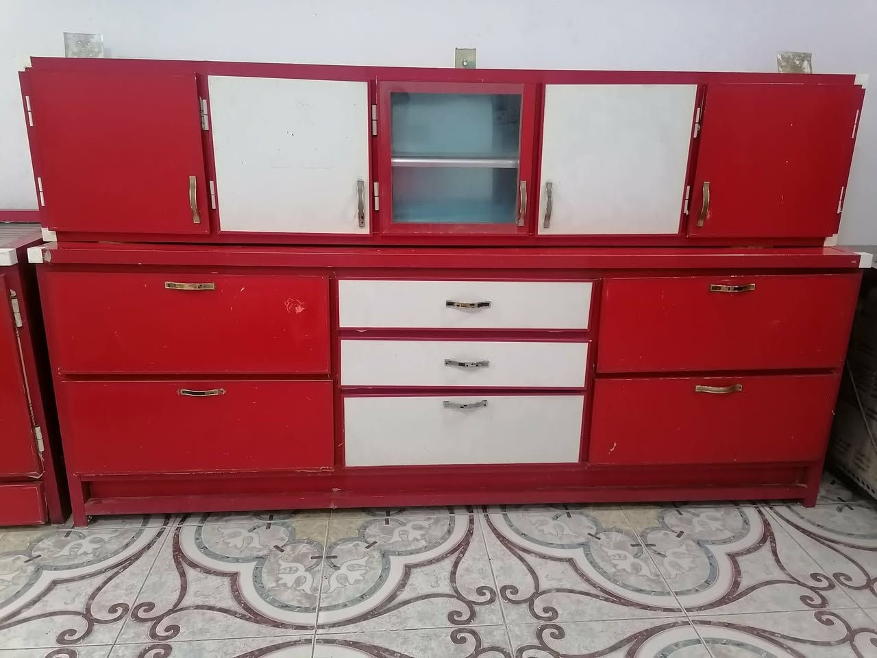 كاونتر مع سنك 3 قطع كامل تزكام درجة اولى نضيف كلش ما بي اي ضرر قياس الكاونتر (مترتين ونص) والسنك (متر ونص) الاتصال بلرقم واتساب موجود 
***********
