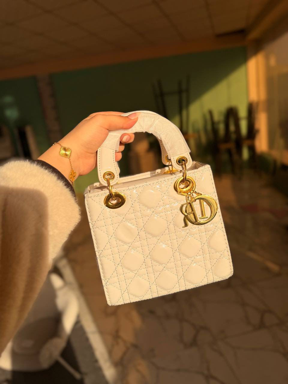 The Icon: Lady Dior Ar
القطعة اللي ما يختلف عليها ثنين.. وصلت وجبة جديدة من حقيبة ديور بلمعتها المميزة وألوانها اللي تخطف القلب.
ب الخامة: جلد لامع (Patent) بجودة عالية.
• التفاصيل: ملحقات ذهبية كاملة.
• السعر: 20 ألف فقط.
٢ الطلب عبر الدايركت (Direct)
(أرسلي صورة اللون اللي عجبج وتدللين)

عندي اظافر ومكياج واكسسوارات وجنط واحذيه
ومكات وهواي شغلات لطيفه بسعر مناسب رسلوني
خاص وادزلكم 
وموجود توصيل لكل العراق


**إذا كنت صاحب هذا الإعلان وتريد حذفه لأي سبب، رجاءا أرسل رسالة إلى الدعم الفني**