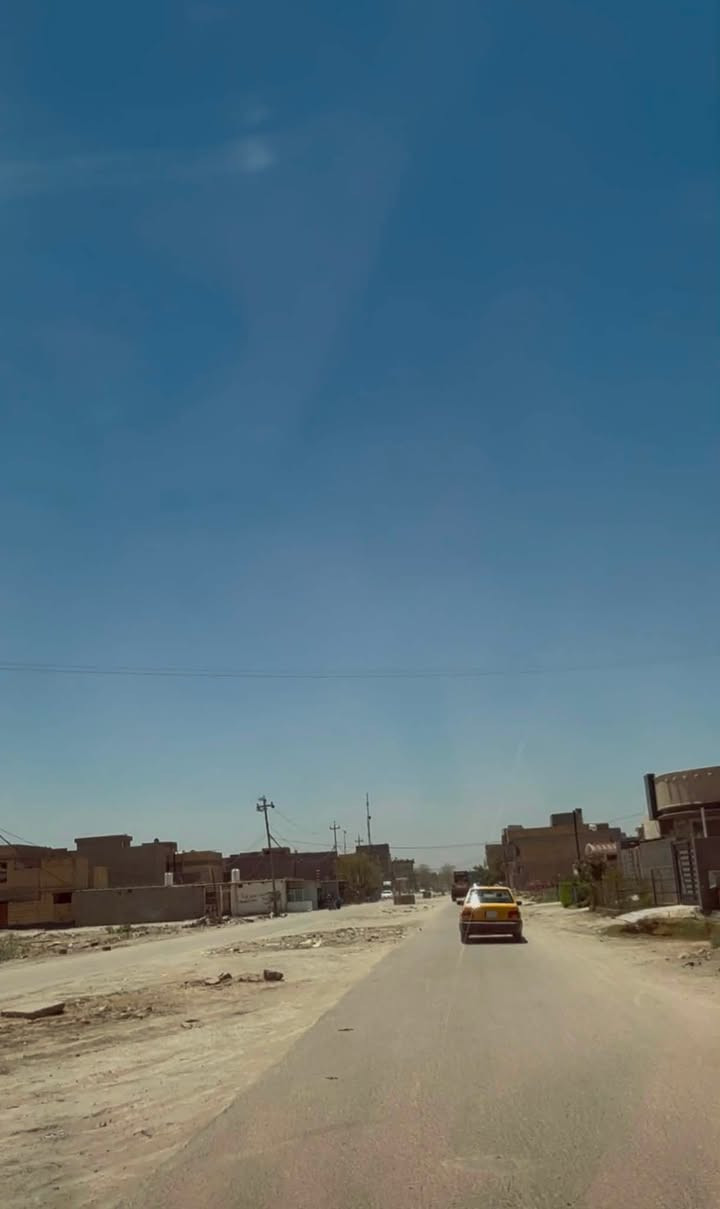 دار للبيع ملك صرف المساحه  200 متر طابقين يتكون من غرفتين نوم صاله هول مطبخ مجمع صحيات عدد 2 طابق ارضي ومجمع صحيات طابق الثاني بناء حديث 2019 العنوان بابل ورديه شارع 30 السعر 250 مليون 
الاتصال ***********
