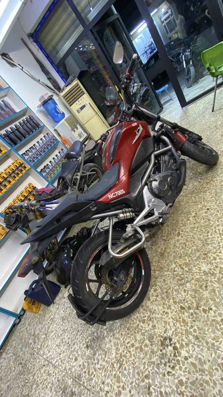 السلام عليكم هونداnc s 700
دراجه كامله مكفوله 
بيه نقص جامه اماميه 
بغداد الكريعات 
رايده 20 $ وبيه مجال 
***********
