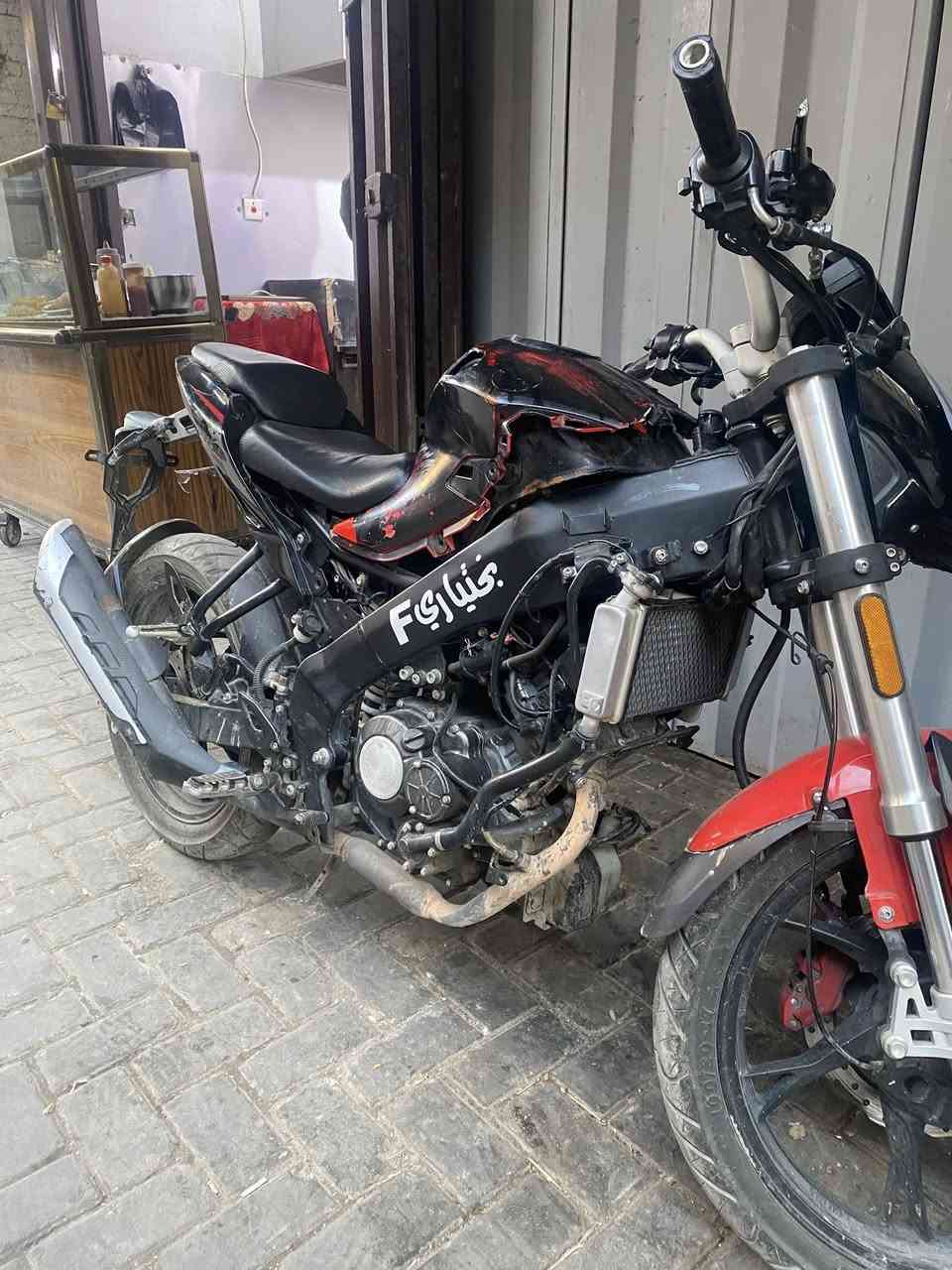 سلام عليكم بنلي 180s دراجه محركها حلو وناعم  بيها نقوصات بسطيطه رايدها 1250 وبيها مجال حك الجيه ***********مكاني بغداد شارع الكفاح
