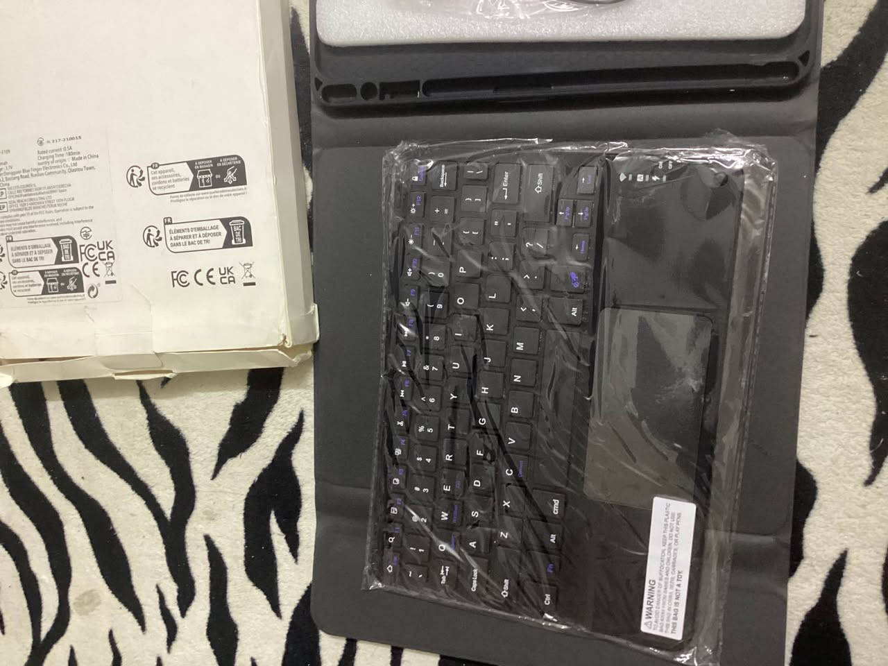 هذا الجهاز هو حافظة كيبورد بلوتوث ذكية (Bluetooth Keyboard Case) مخصصة لأجهزة الآيباد أو التابلت، وتحديداً للأحجام التي تتراوح بين 10.9 إنش و 11 إنش (مثل iPad Air أو iPad Pro 11).
تفاصيل القطع الموجودة في الصور:
1. الحافظة (Case): مصنوعة من الجلد الصناعي وتحتوي على مكان مخصص لوضع القلم.
2. الكيبورد (Keyboard): كيبورد لاسلكي قابل للفصل، يحتوي على لوحة لمس (Touchpad) للتحكم بالماوس.
3. وصلة شحن: كابل USB لشحن بطارية الكيبورد.
امانة اللّٰـه جديد بس الكارتونه تعبانه لانه مضموم 
سعره ٣٠ مع التوصيل بغداد, العراق


**إذا كنت صاحب هذا الإعلان وتريد حذفه لأي سبب، رجاءا أرسل رسالة إلى الدعم الفني**