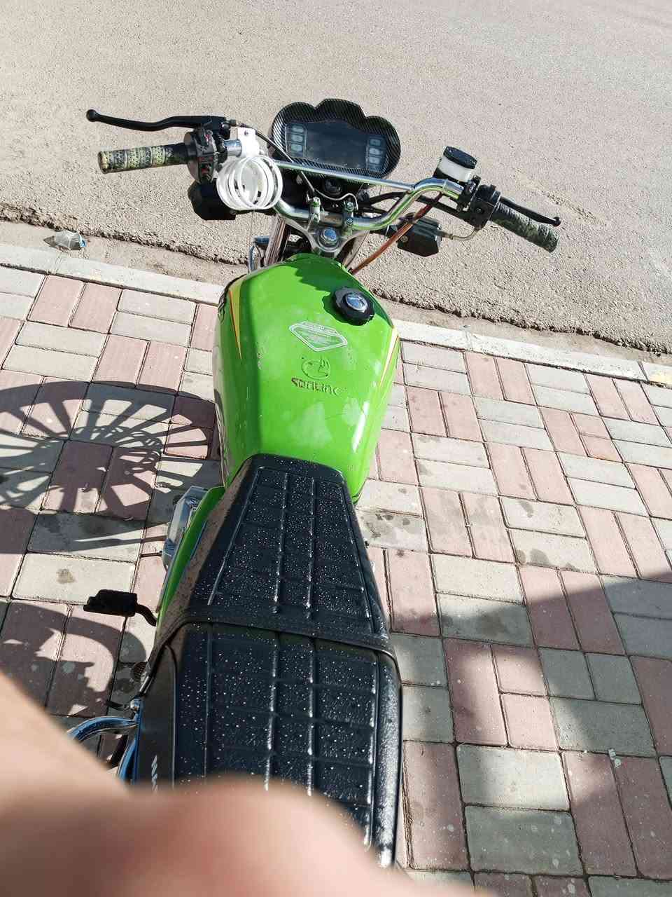 السلام عليكم دراجه لبيع ايراني موديل 25 نضيف تايرات جدد لايت اشاره رماش عالي ناصي الموطور مثل ما بل صوره وبعد احلى من الصوره بهواي اوراق مابي اكفله من كلشي صالنصه رياضيه أقل رصه تطلع نار محرك صبانه ما ممدوده علي تعال وجيب وياك سماعه علمود تسمع صوت المكينه 
المكان الرمادي الحوز قرب جسر الحوز 
ه‍ه‍.***********
