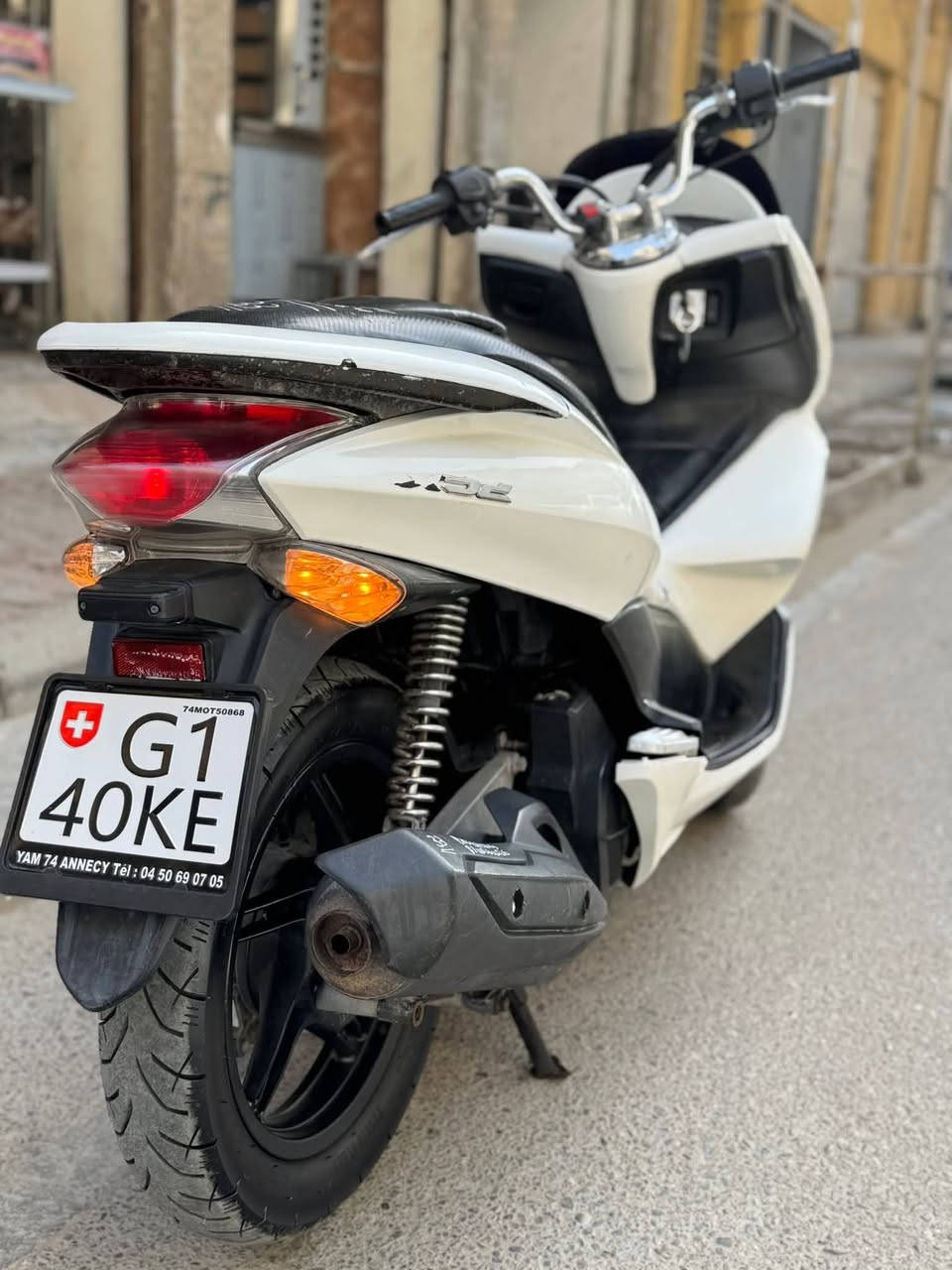 الجيل الاول ياباني الأصل ممفتوحه دراجه بحاله الجديده محرك كلجات عبالك دراجه ليوم نازله رمبه جديدهه الله وكيلك شحن عبالك حتئ صوت مالها 
نواقصه بسيطه تريشه من جوه بيه كسر بس 
يعني نضافه كفرات 70%100 ملاحظات 
دراجه حلوه مال جناي والف عافيه لياخذه 
كامله بريك خلفي امامي 
هورن اشاير 
دبل اشاره 
ستاند كهرباء 
منظومه زينون اصليه شرط 
دراجه حلوه 
مكانه الدوره حي الصحه 
*********** 
السعر 1300 بيها مجال
