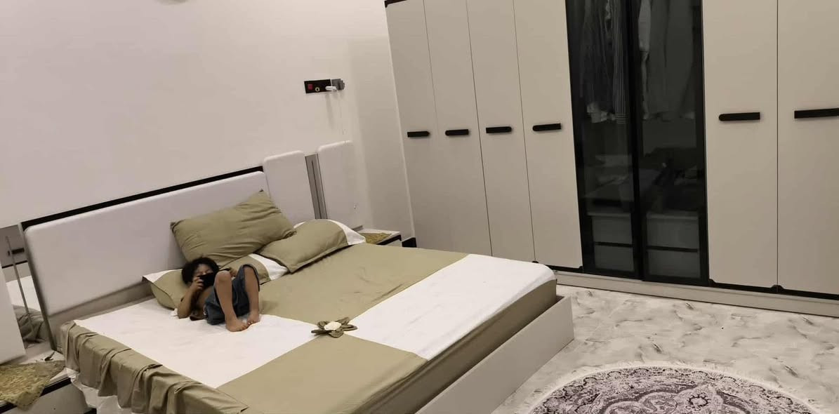 يالله 
دار زراعي للبيع مساحه ٢٠٠م في منطقة الصخيين قريب الحولي يبعد عن شارع ٧٠متر شارعه١٠متر 
بناء طابوق وسقف كونكريت بناء ٢٠٢٥جديد ونضيف جدا 
يتكون من غرفتين وصاله ومدخل ومطبخ حار وبارد وصحيات داخليه وخارجيه وحديقه وستاره كامله شغل درجه أولى بيبان تزكام 
خدمات ماء وكهرباء ومدارس عرض شارع١٠
للمزيد اتصال 
بالأرقام التأليه 
***********
***********
للمزيد من المعلومات يمكنكم التواصل معنا 
على صفحة الفيس بوك (در الامل للعقار) 
للمزيد من العروض على الفيس بك 
https://www.facebook.com/share/184e1SZUBr/?mibextid=wwXIfr
للمزيد من العروض على حسابنا تيك توك
 www.tiktok.com/@user3133131000
للمزيد من العروض على حسابنا التيليجرام (در الامل للعقار)
https://t.me/+P7JMB2u_71k2ZWJi

للمزيد من العروض على حسابنا الواتساب (در الأمل در الامل للعقار) 
https://chat.whatsapp.com/BLYmucgy7SSGDs399o3EWD
