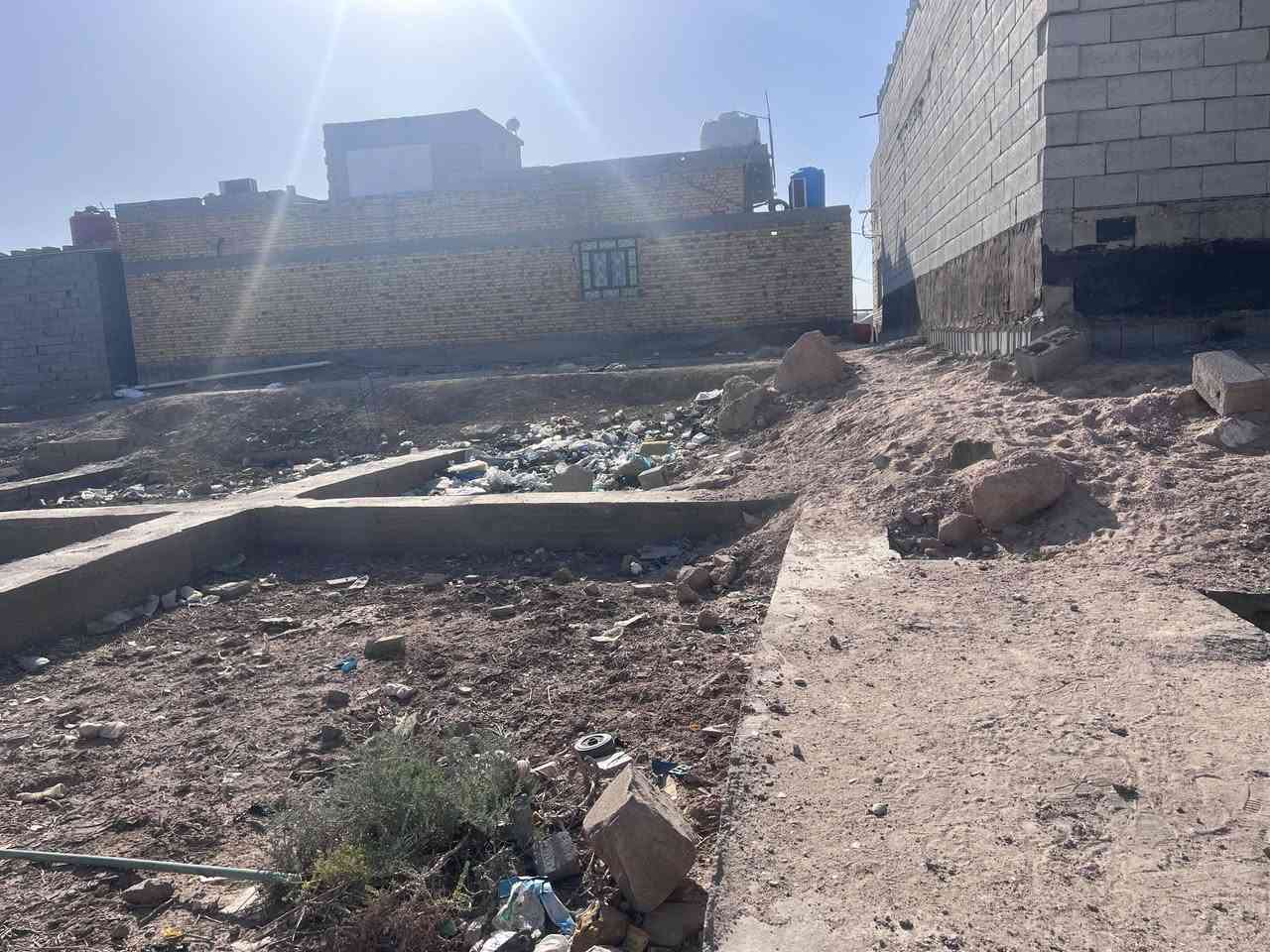 قطعه ارض للبيع 900متر مع بيت هيكل العنوان الصالحيه السده قرب منتجع السعاده ***********
