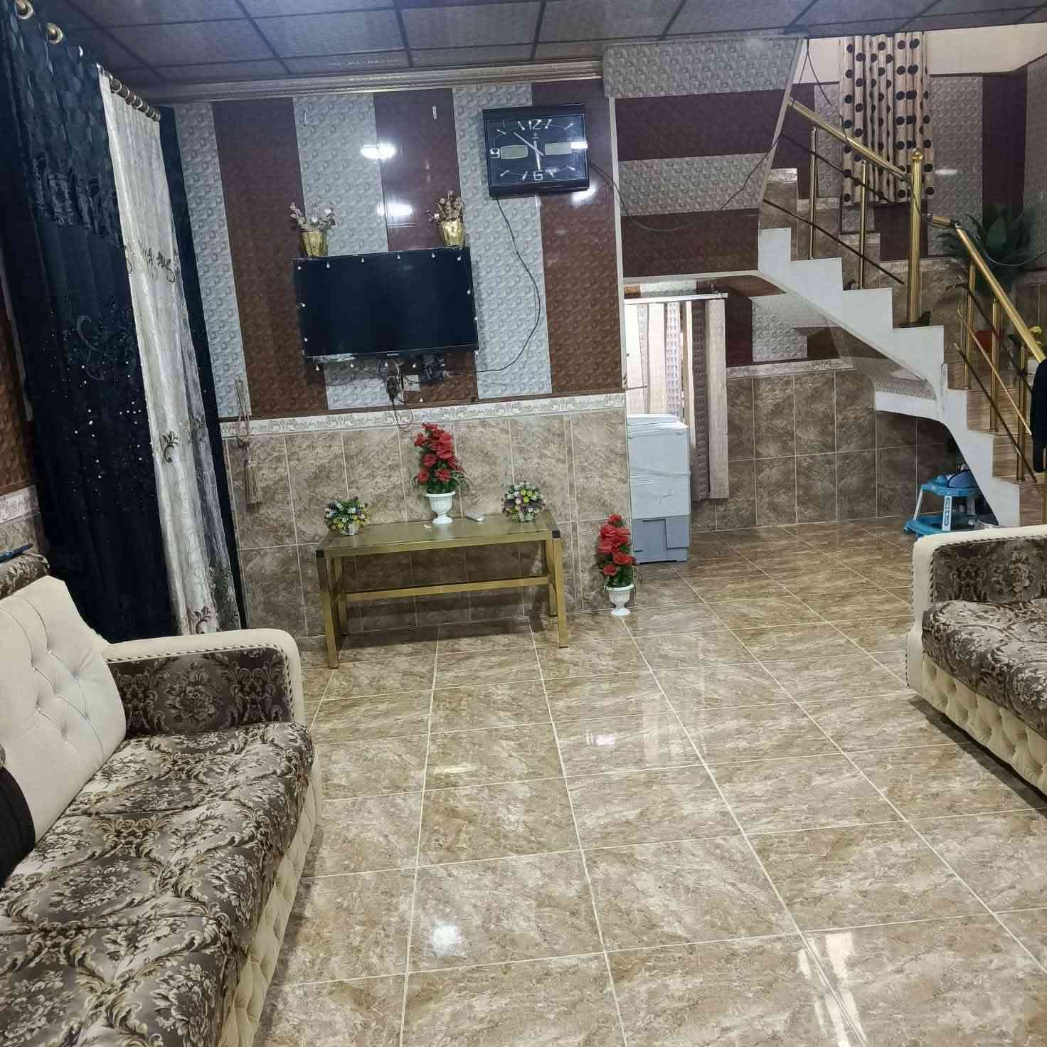 سلام عليكم يوجد بيت للبيع ال مساحه 300حي الفرسان قرب جامع صابرين
سعره75وبه مجال 
رقم .***********
