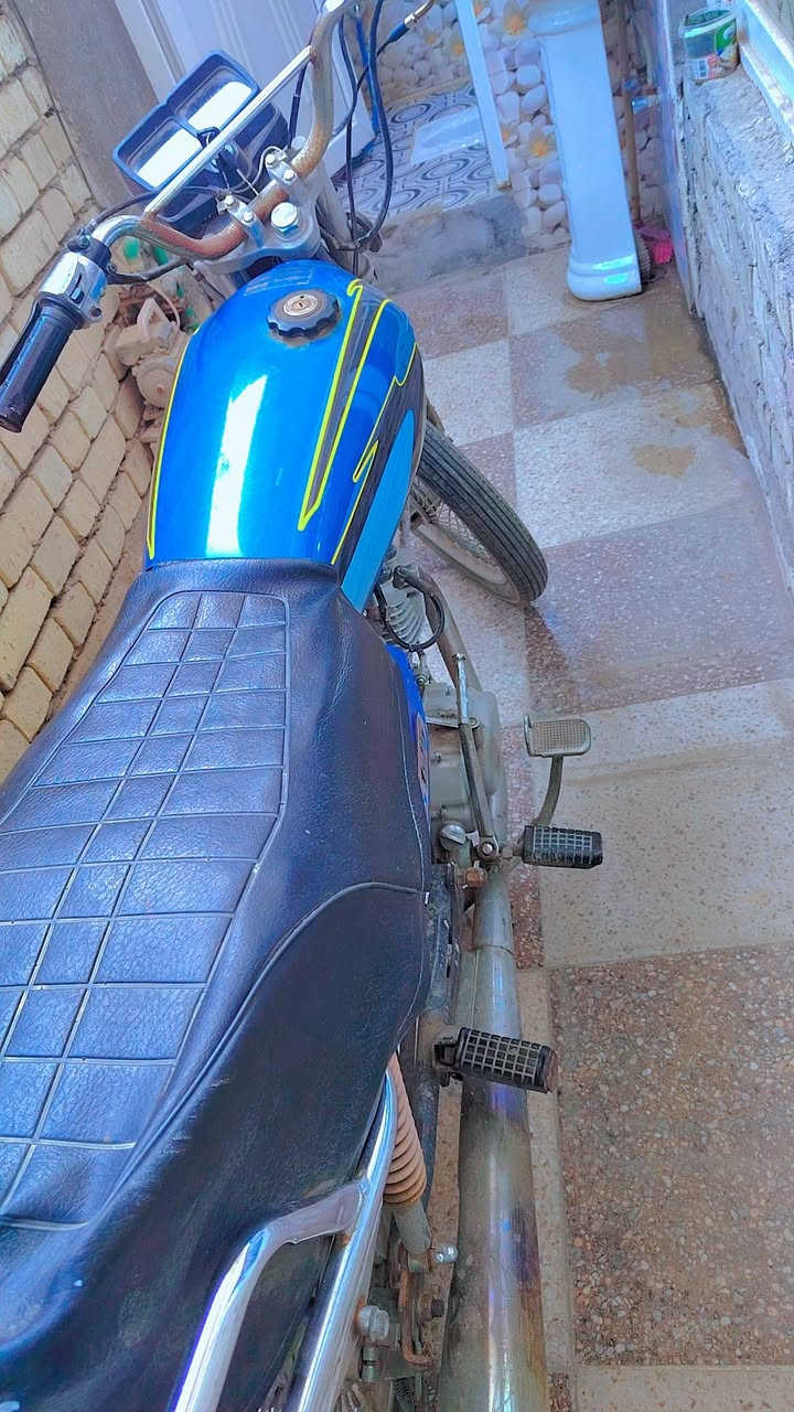 سلام عليكم شباب دراجه نضيفه مكينه مقفله لسعر  350 وبيه مجال المكان واصط الصويره استفسار عن ***********🫴
