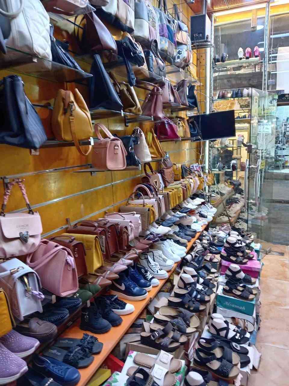 السلام عليكم 
احذيه وشحاطات وحقائب مختلط تصفيه محل بسعر مناسب البيع شلعه وحده 
العنوان سوق البصره القديمه
للاستفسار الاتصال*********** الزبير, البصرة
