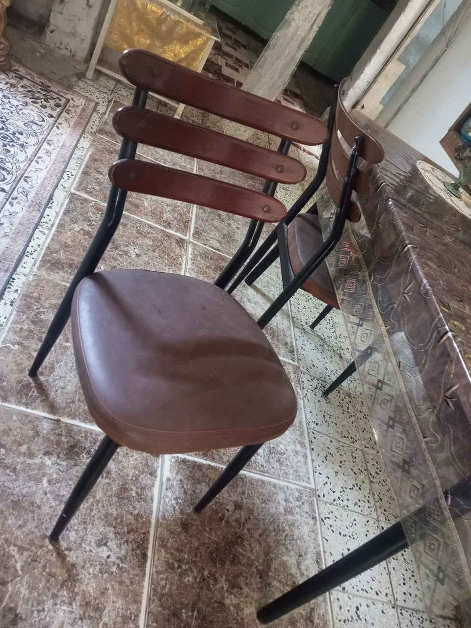 ميز طعام خشب ثقيل مع ثنين كراسي نظيف يتكبر ويزغر لسعر 75مكاني مشتل شارع لمطبك *********** بغداد, العراق

