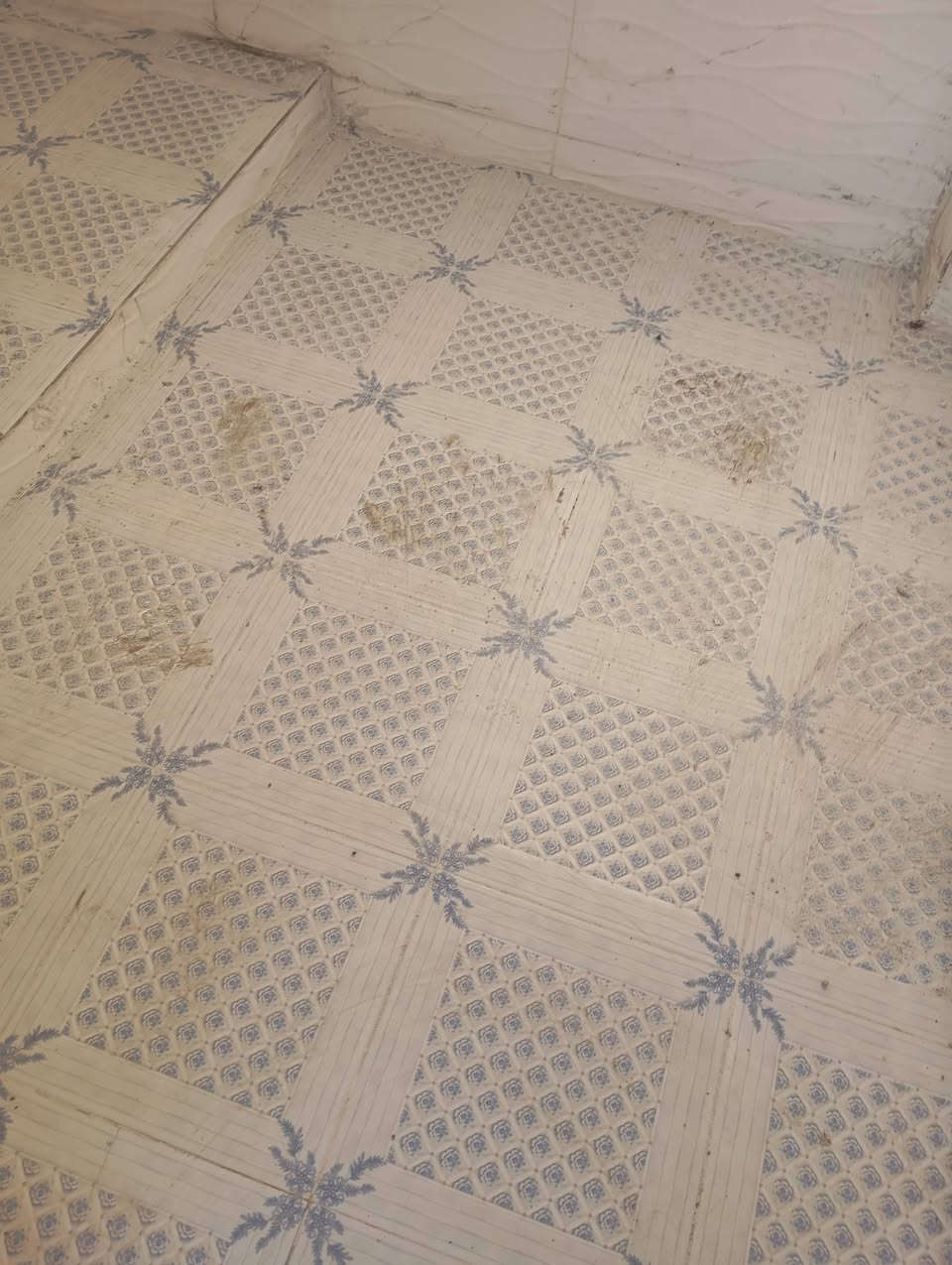 شغل سيراميك وكاشي ارضي جداري اسعار مناسبة
***********
