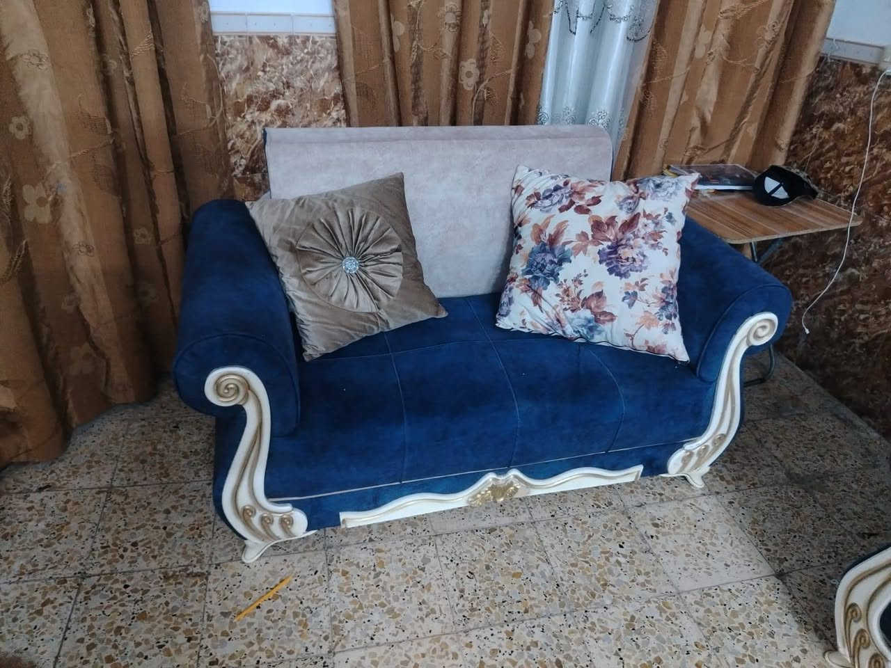 تخم قنفات عشرة مقاعد نظيف جدا قماش ووتربروف نظام مندر الظهر مع ثلاث طبلات السعر، 275الف للاستفسار الاتصال واتساب ه
***********
