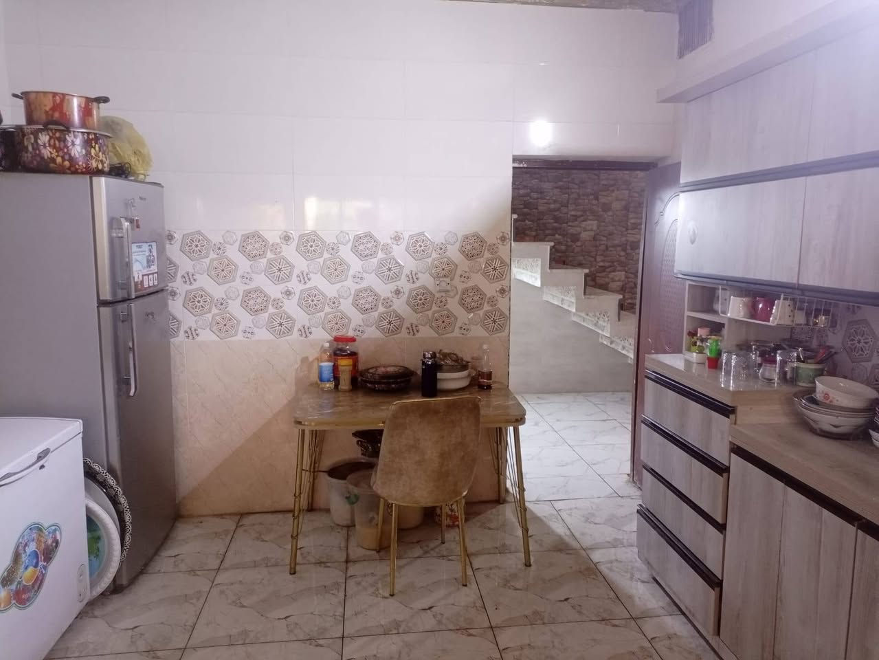 دار 200 متر طابقين مسلح قرب الكنيسه الأولى للبيع ستة غرف نوم وأربع حمامات غربي وشرقي هولين واستقبال كبيره وثلاث مطابخ وگراجين وثلاث مناور السعر 425 مليون وبيها مجال بسيط للشراي...الرجاء الرجاء لاتتصل اذا مو شراي فعلا ولاتعبني...نقالي بيه واتساب
***********
