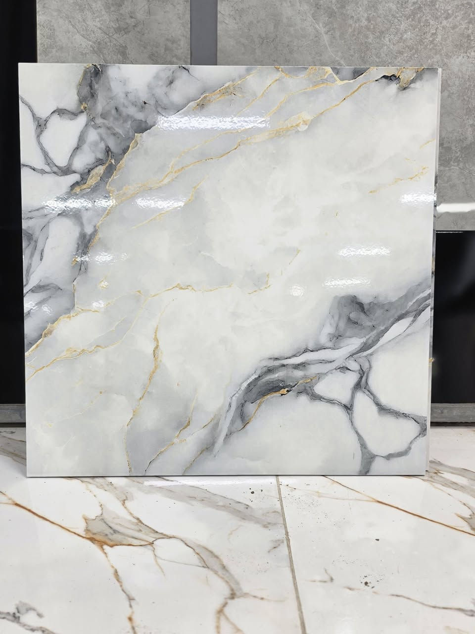 بفضل الله تعالى يتوفر جميع انواع السراميك بانسب الأسعار مكان الصويره تقاطع حي زهراء توزيع جمله مفرد عروض إلى نهايه رمضان سارعو الحجز ***********
